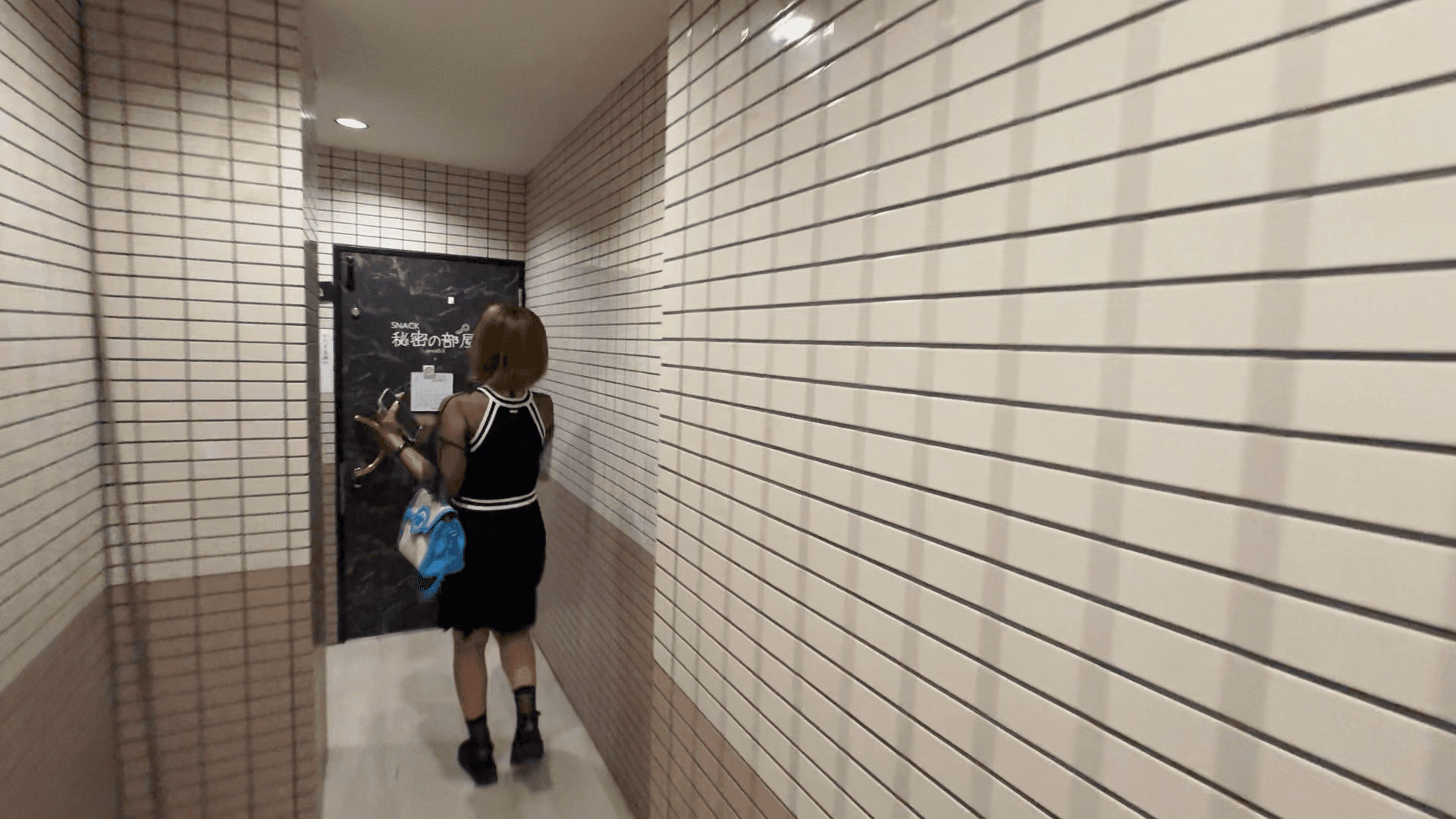 エレベーターを降りて一番奥にある入口
