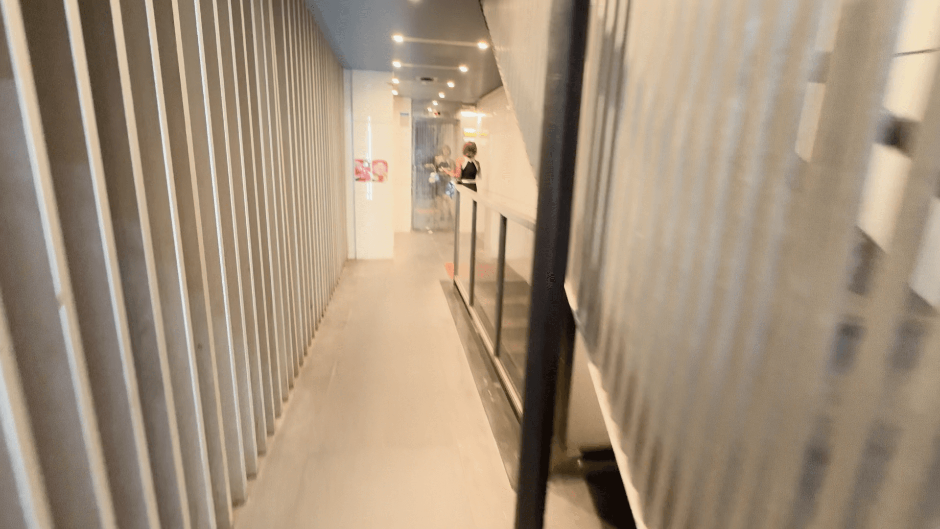 4階エレベーター前の通路